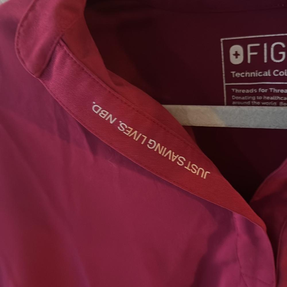 Figs Rafaela scrub top in Raspberry - Picture 3 of 5